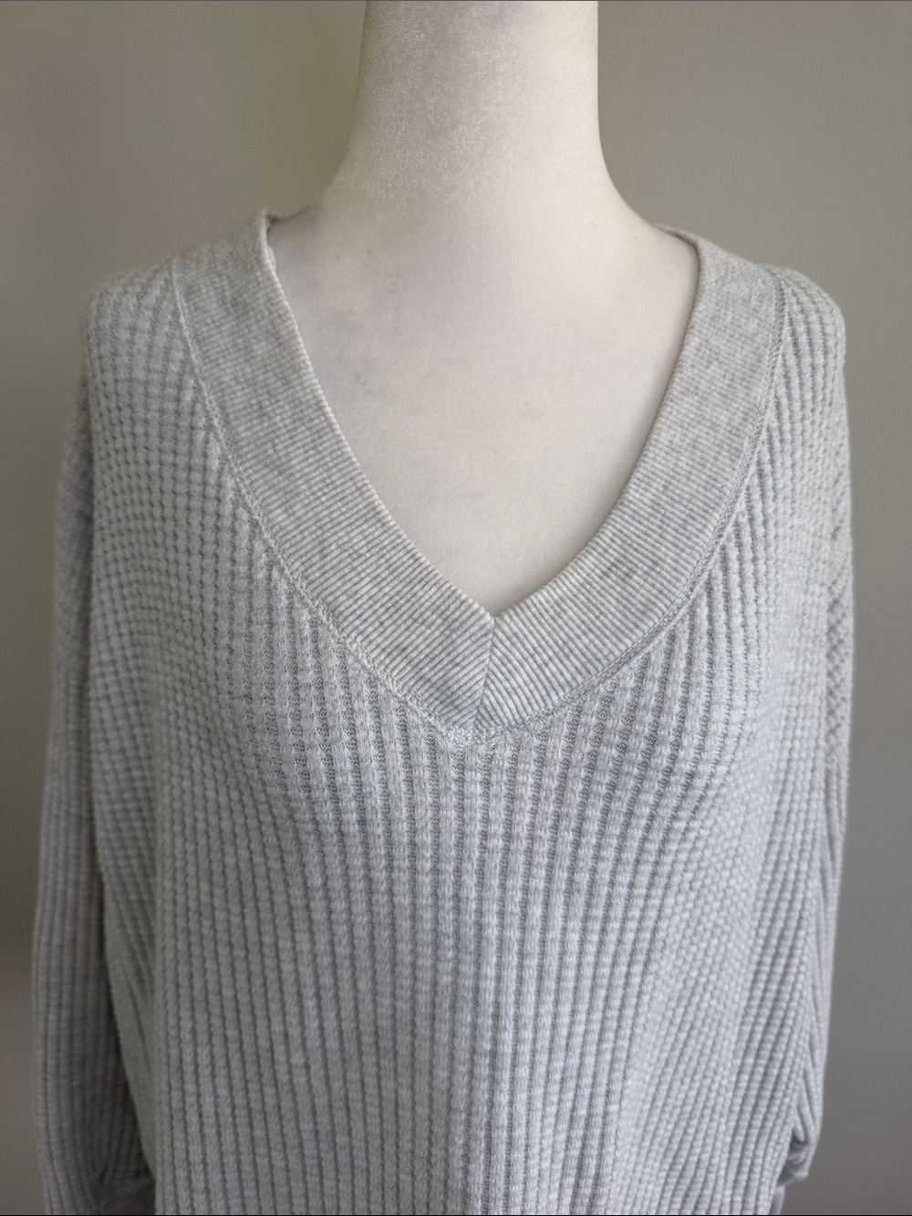 American Eagle V-Neck waffle womens Knit Sweater - Light Gray Sz XS - Picture 9 of 11